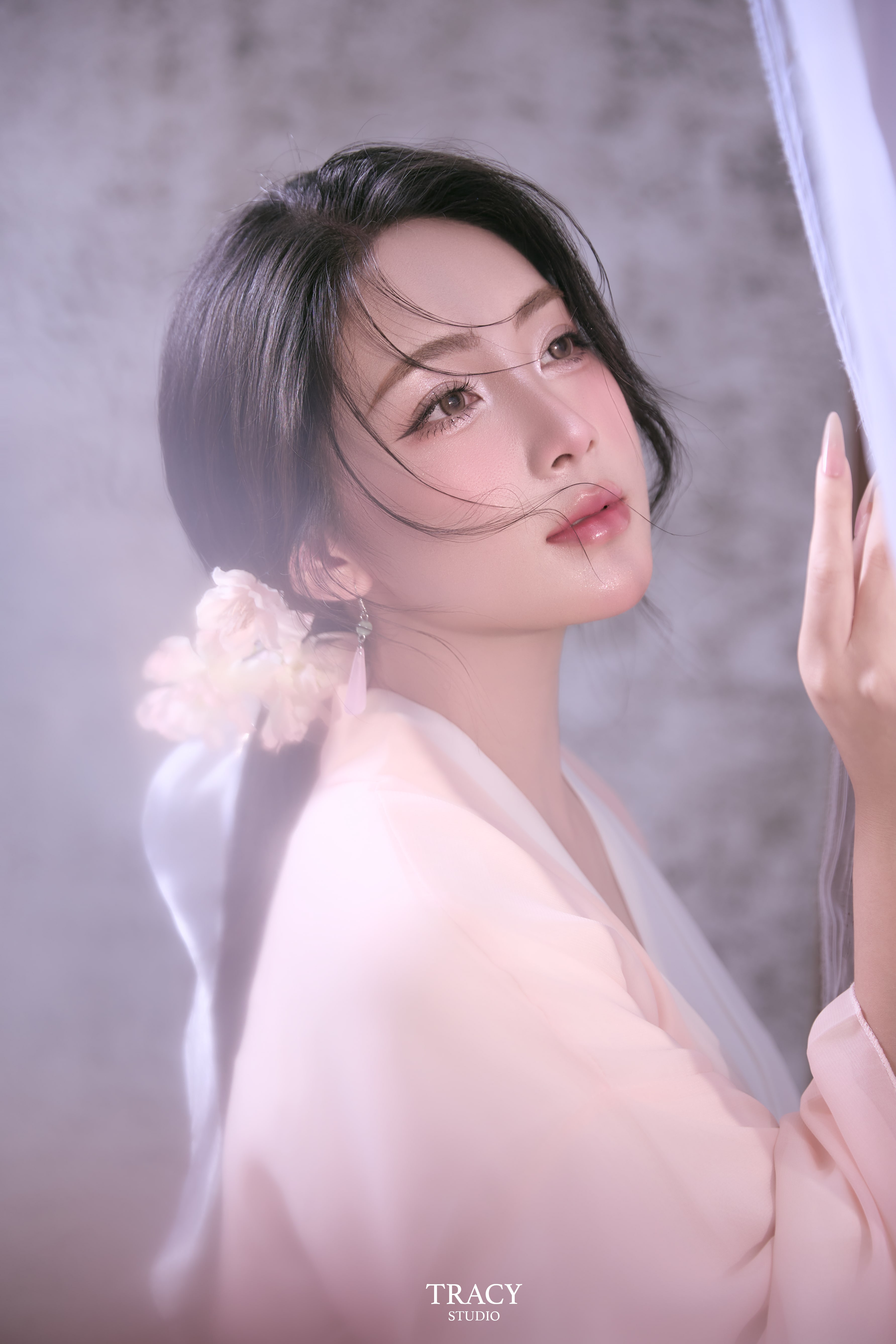 frontend/img/gallery/anh-tet-yem-ao-dai/tracy-studio-chup-co-trang-hang.jpg